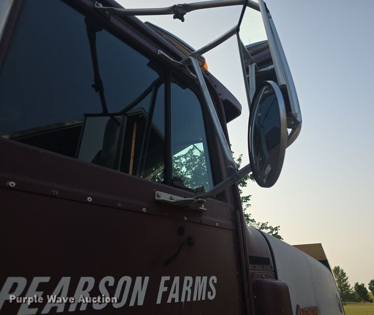 image for item DQ4579 1987 International F9370 semi truck