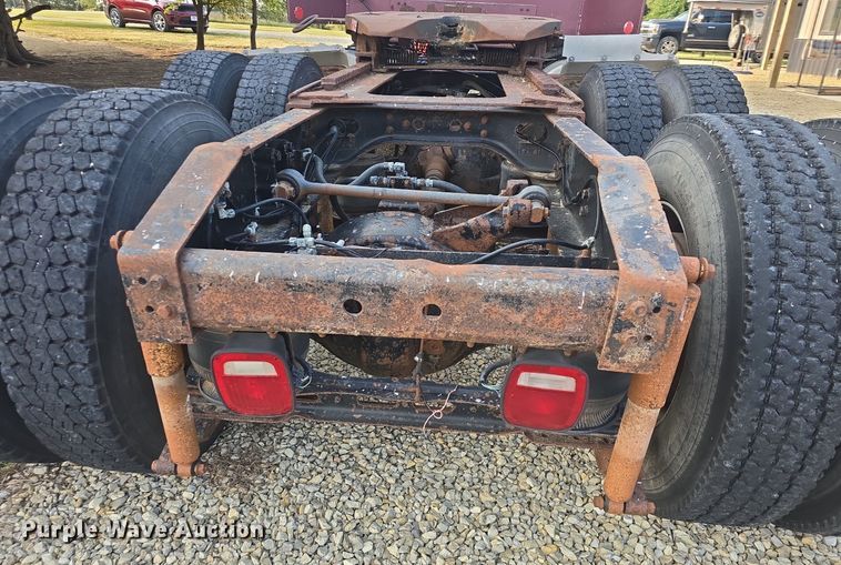 image for item DQ4579 1987 International F9370 semi truck