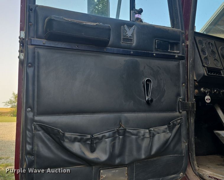 image for item DQ4579 1987 International F9370 semi truck