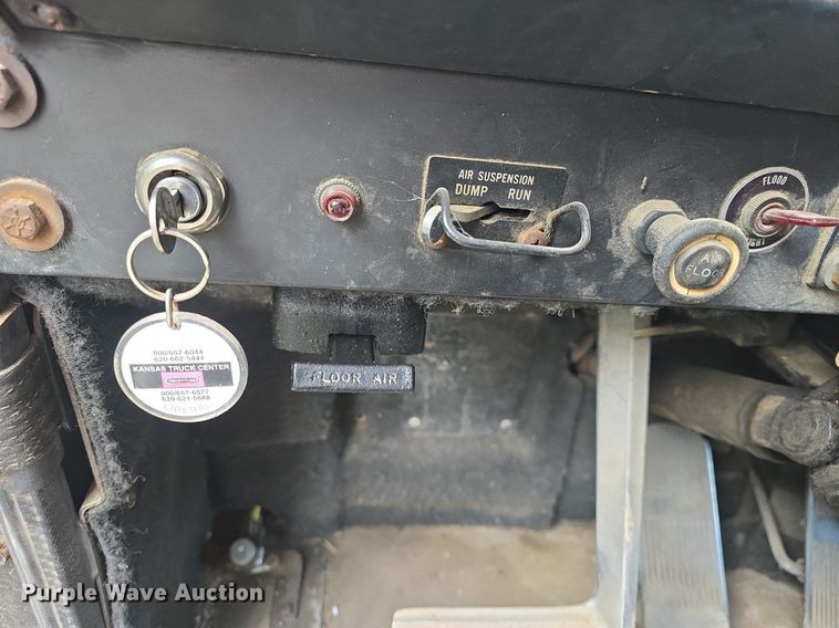 image for item DQ4579 1987 International F9370 semi truck