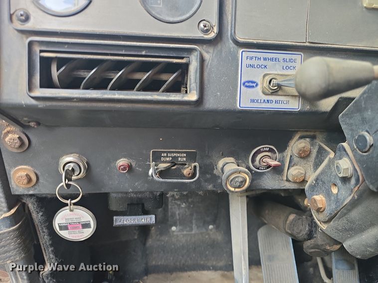 image for item DQ4579 1987 International F9370 semi truck