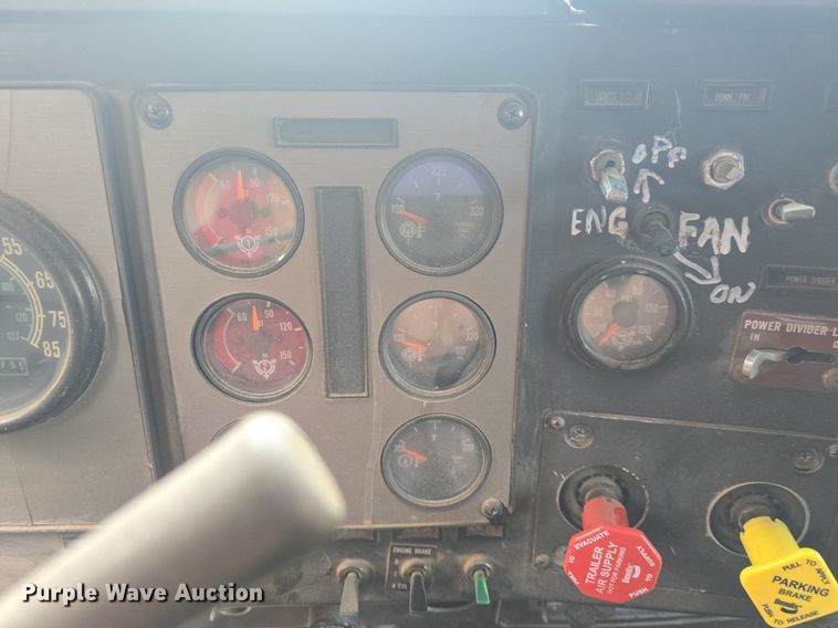 image for item DQ4579 1987 International F9370 semi truck