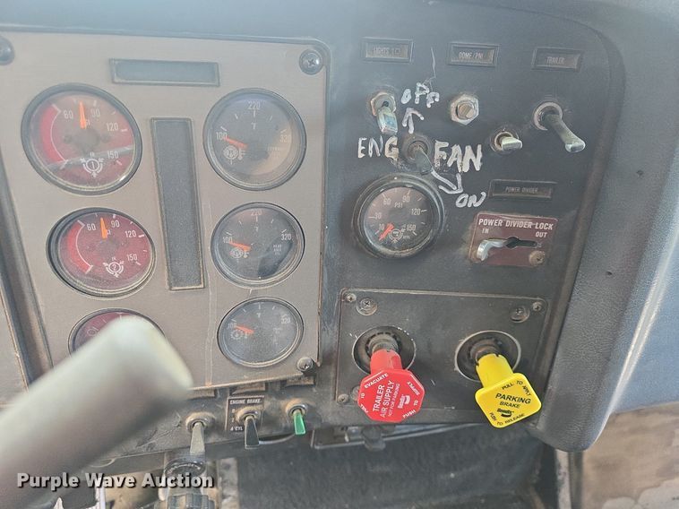 image for item DQ4579 1987 International F9370 semi truck