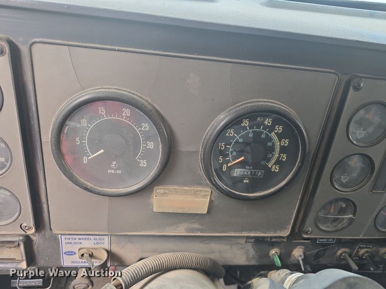 image for item DQ4579 1987 International F9370 semi truck