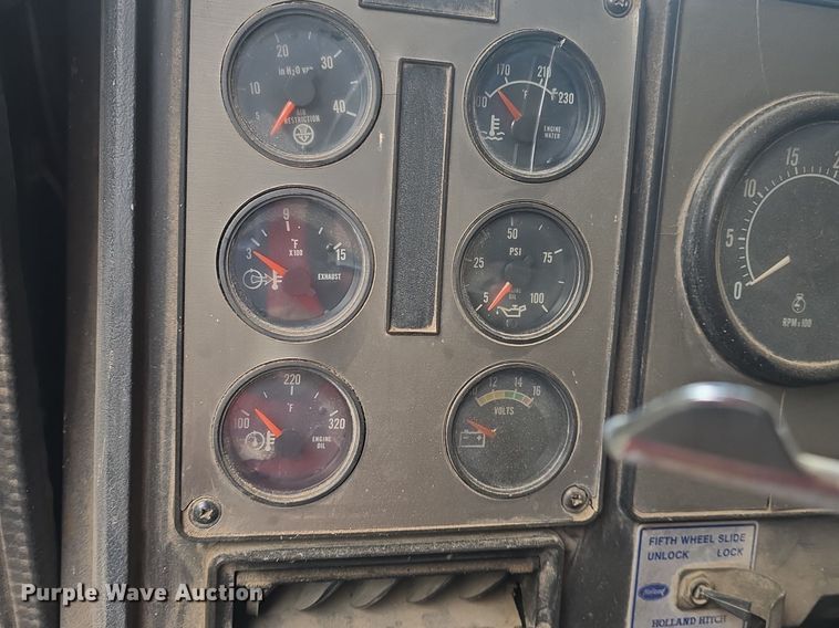 image for item DQ4579 1987 International F9370 semi truck