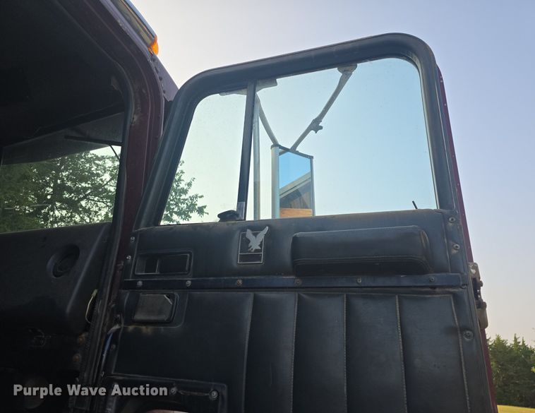 image for item DQ4579 1987 International F9370 semi truck