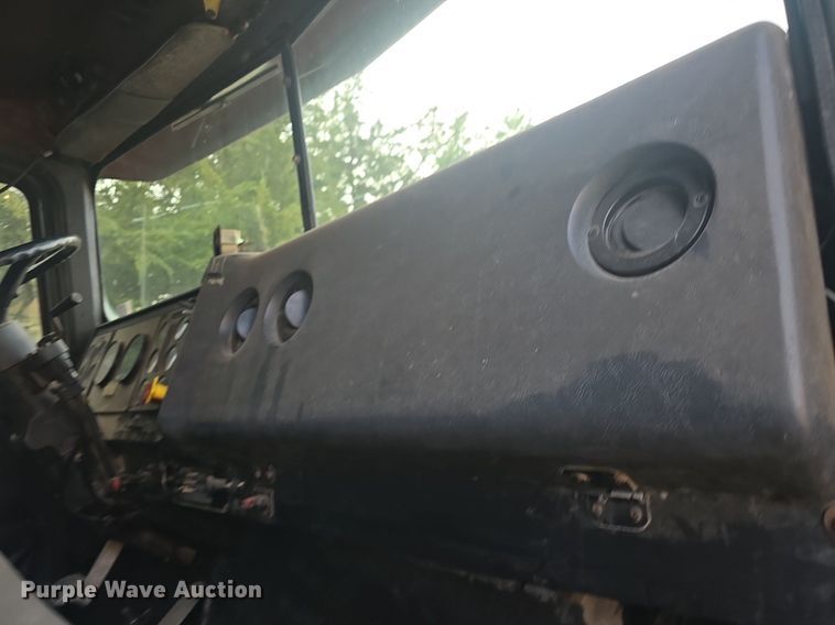 image for item DQ4579 1987 International F9370 semi truck