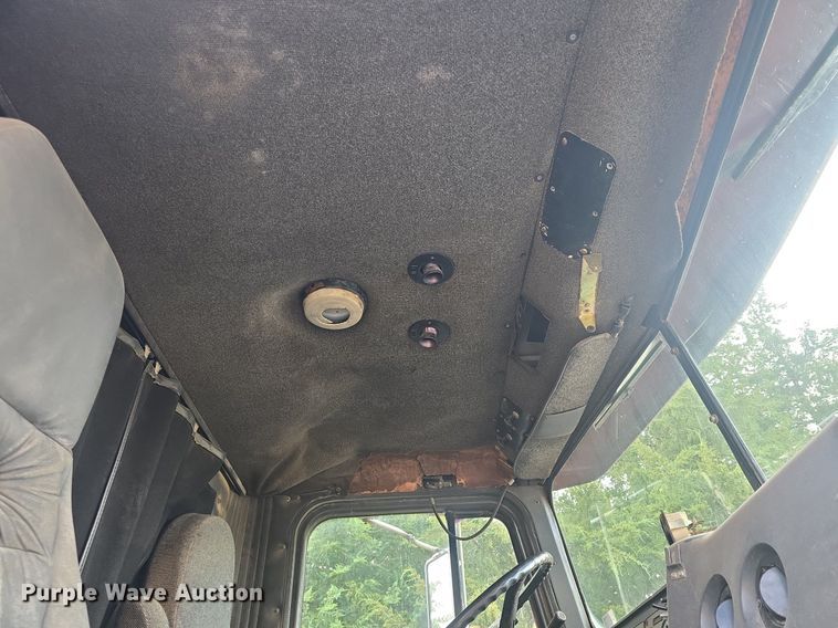 image for item DQ4579 1987 International F9370 semi truck