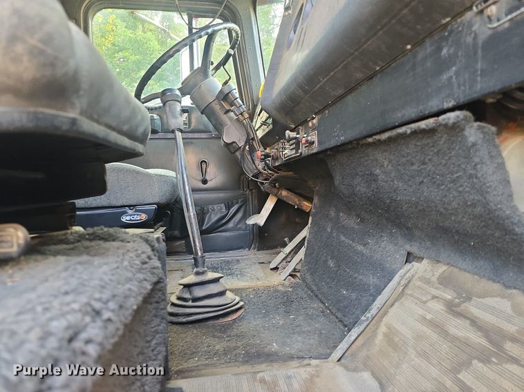 image for item DQ4579 1987 International F9370 semi truck