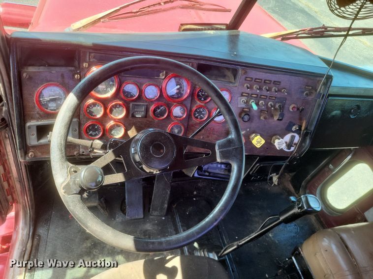 image for item DR4966 1993 Peterbilt  379 semi truck