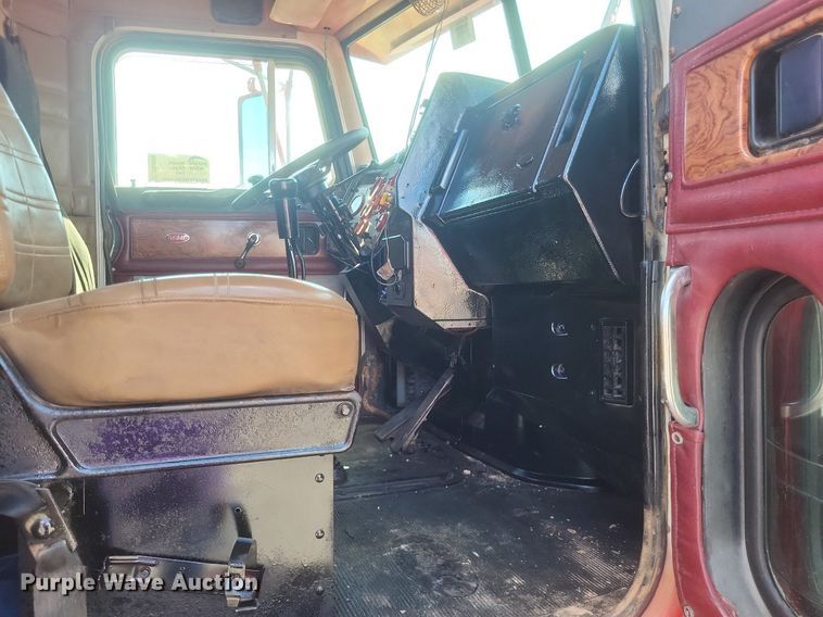 image for item DR4966 1993 Peterbilt  379 semi truck