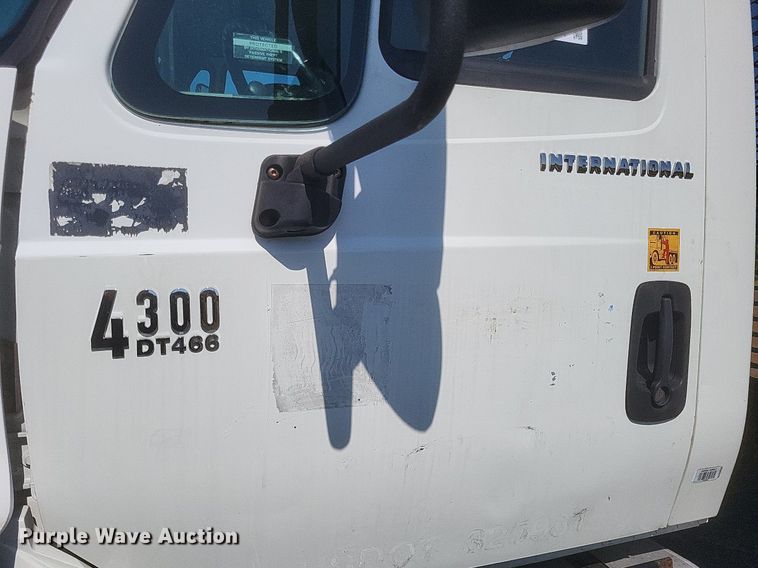 image for item DR4967 2007 International  4300 flatbed truck