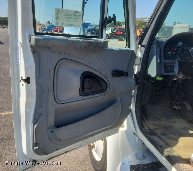 image for item DR4967 2007 International  4300 flatbed truck