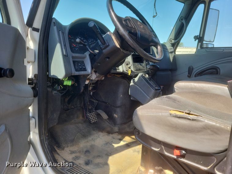 image for item DR4967 2007 International  4300 flatbed truck