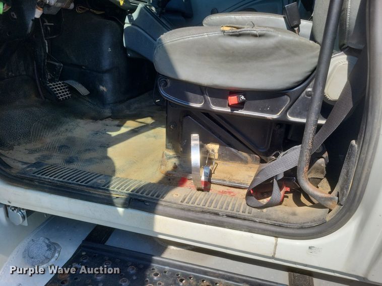 image for item DR4967 2007 International  4300 flatbed truck