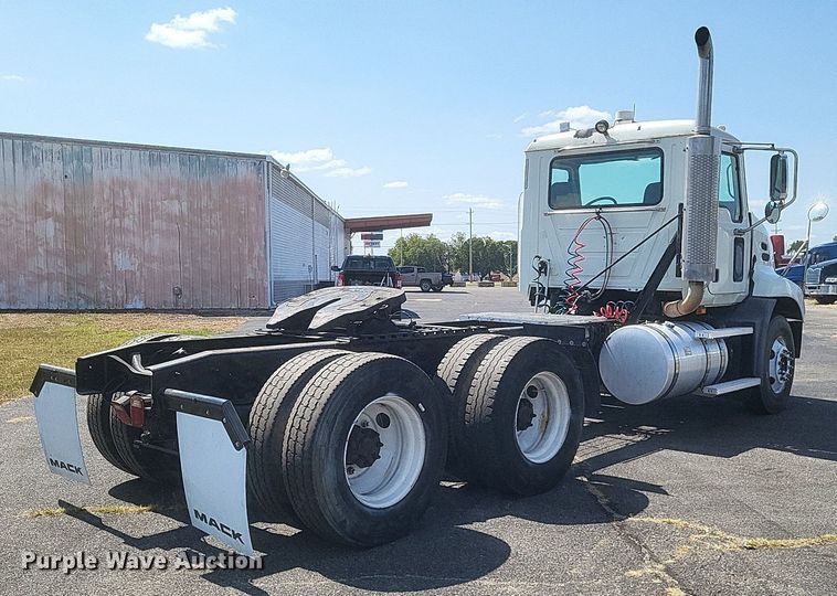 image for item DR4969 2007 Mack Vision CXN 612 semi truck