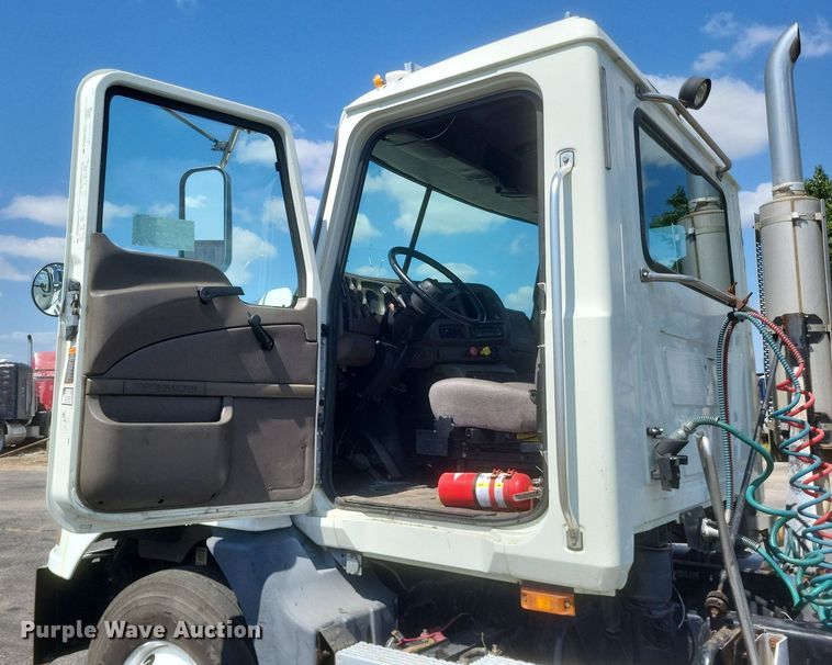 image for item DR4969 2007 Mack Vision CXN 612 semi truck