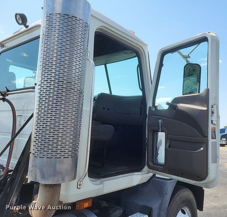 image for item DR4969 2007 Mack Vision CXN 612 semi truck