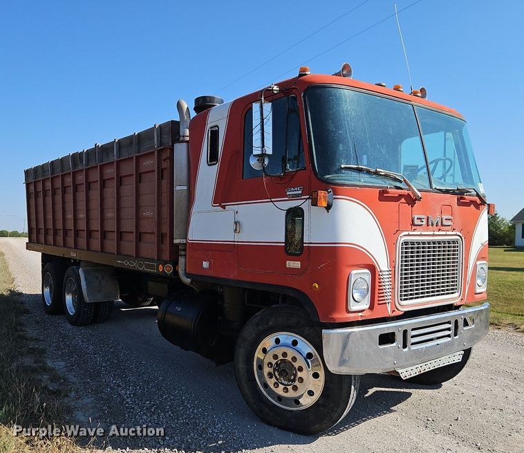 image for item DR8761 1979 GMC Astro 95 dump flatbed truck