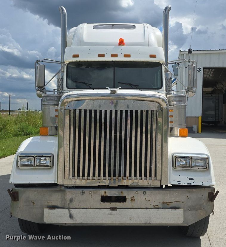 image for item DS4780 1998 Freightliner FLD132064T semi truck