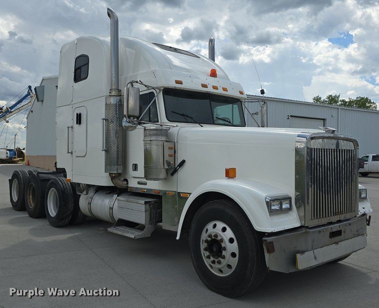 image for item DS4780 1998 Freightliner FLD132064T semi truck