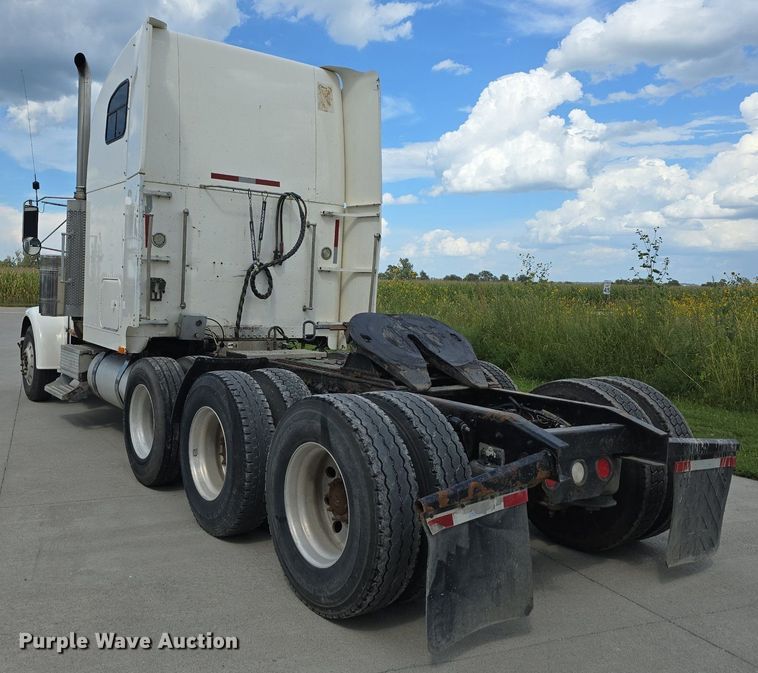 image for item DS4780 1998 Freightliner FLD132064T semi truck