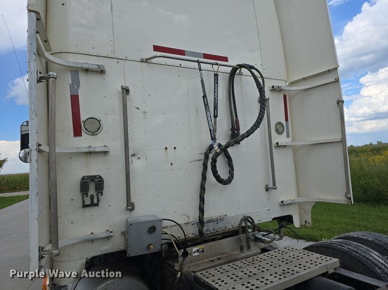 image for item DS4780 1998 Freightliner FLD132064T semi truck