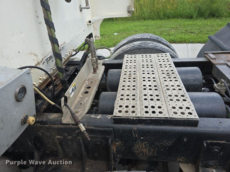 image for item DS4780 1998 Freightliner FLD132064T semi truck