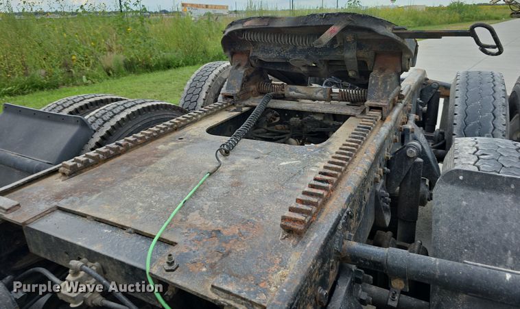 image for item DS4780 1998 Freightliner FLD132064T semi truck