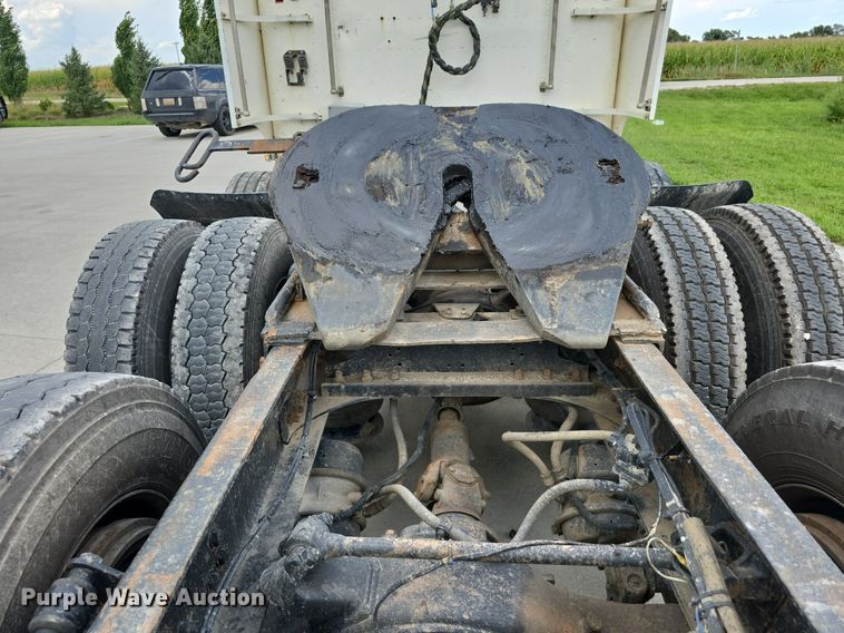 image for item DS4780 1998 Freightliner FLD132064T semi truck