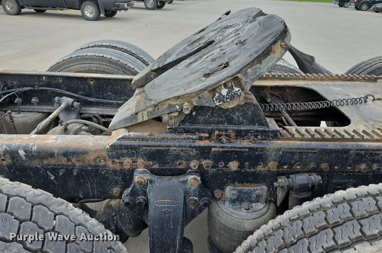 image for item DS4780 1998 Freightliner FLD132064T semi truck