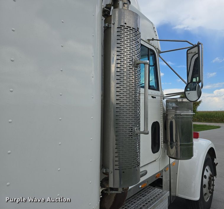 image for item DS4780 1998 Freightliner FLD132064T semi truck