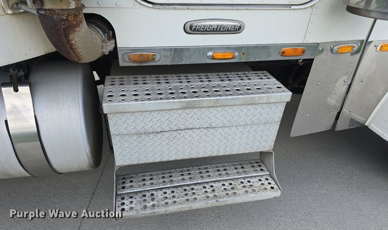 image for item DS4780 1998 Freightliner FLD132064T semi truck