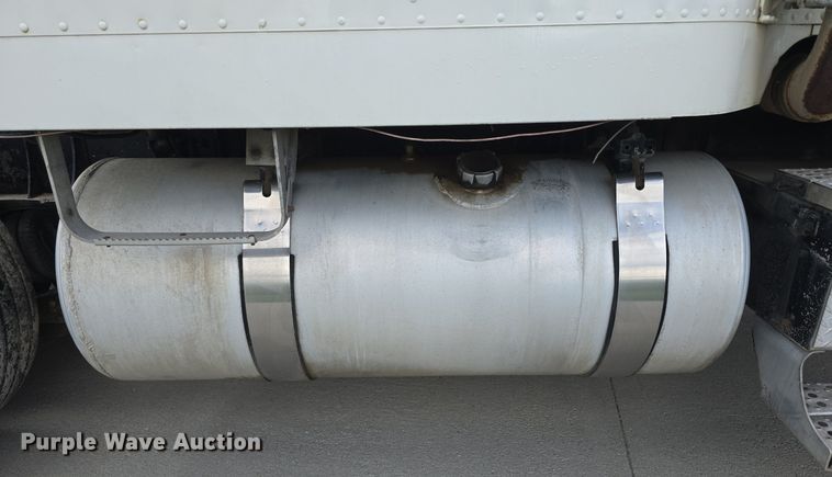 image for item DS4780 1998 Freightliner FLD132064T semi truck