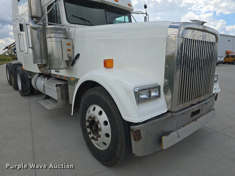 image for item DS4780 1998 Freightliner FLD132064T semi truck