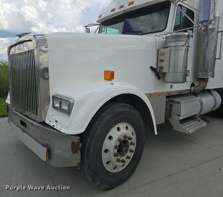 image for item DS4780 1998 Freightliner FLD132064T semi truck