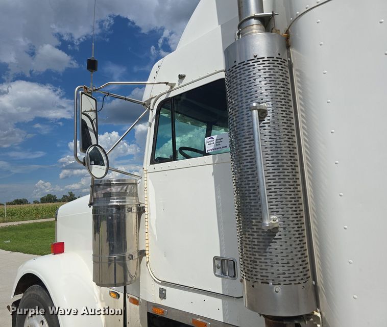 image for item DS4780 1998 Freightliner FLD132064T semi truck