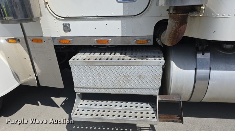 image for item DS4780 1998 Freightliner FLD132064T semi truck