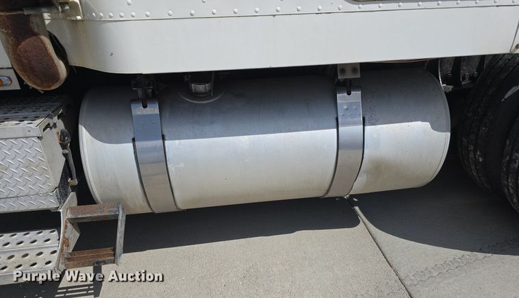 image for item DS4780 1998 Freightliner FLD132064T semi truck