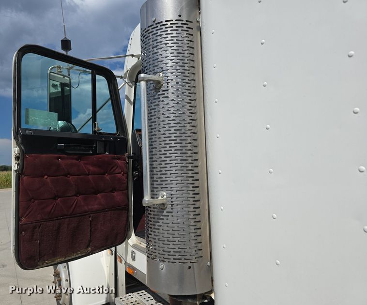 image for item DS4780 1998 Freightliner FLD132064T semi truck