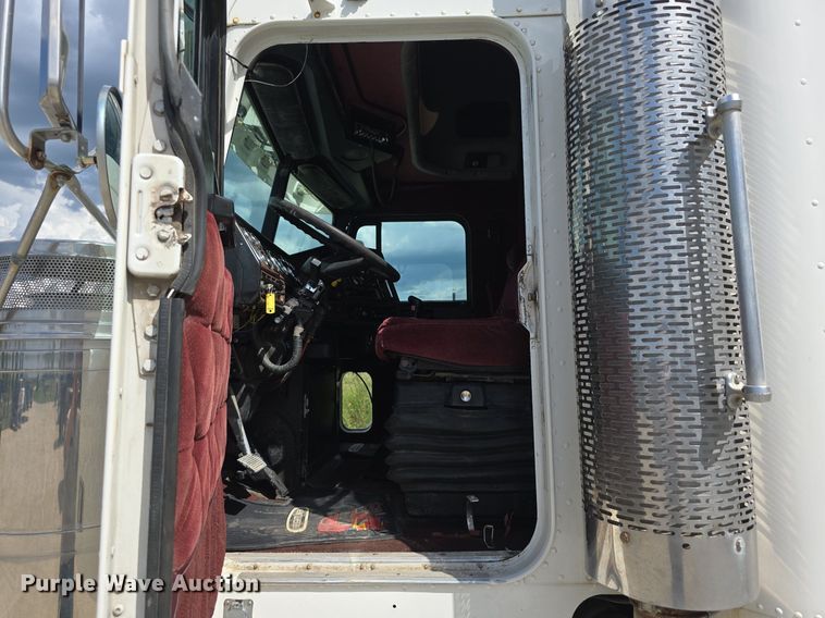 image for item DS4780 1998 Freightliner FLD132064T semi truck