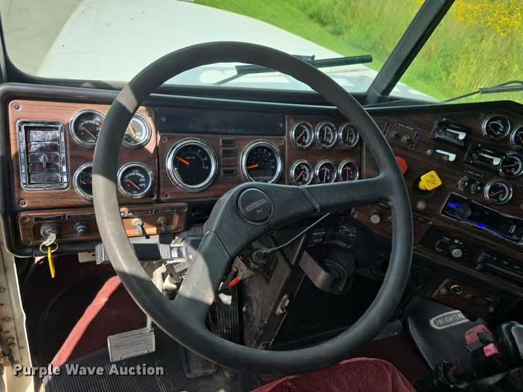 image for item DS4780 1998 Freightliner FLD132064T semi truck