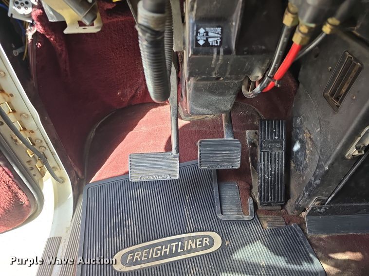 image for item DS4780 1998 Freightliner FLD132064T semi truck