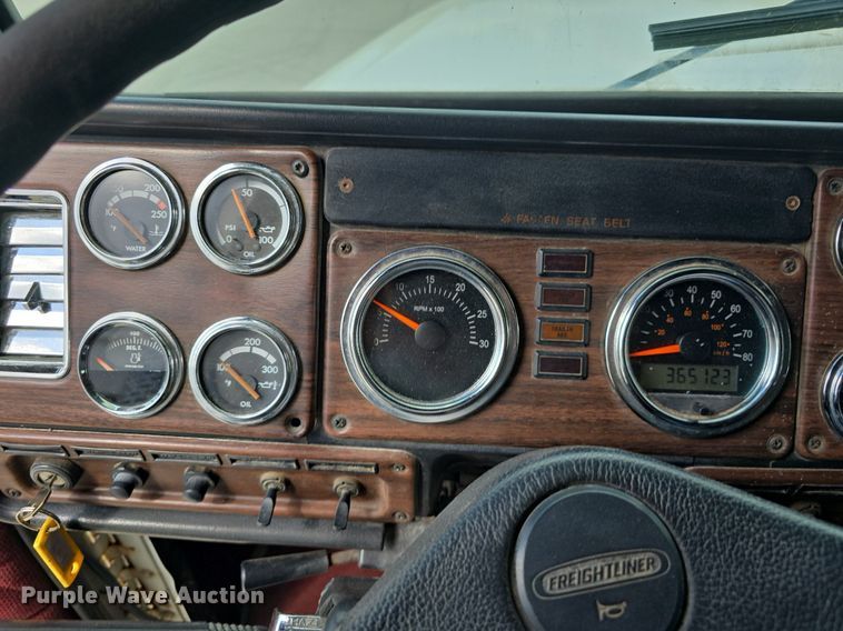 image for item DS4780 1998 Freightliner FLD132064T semi truck