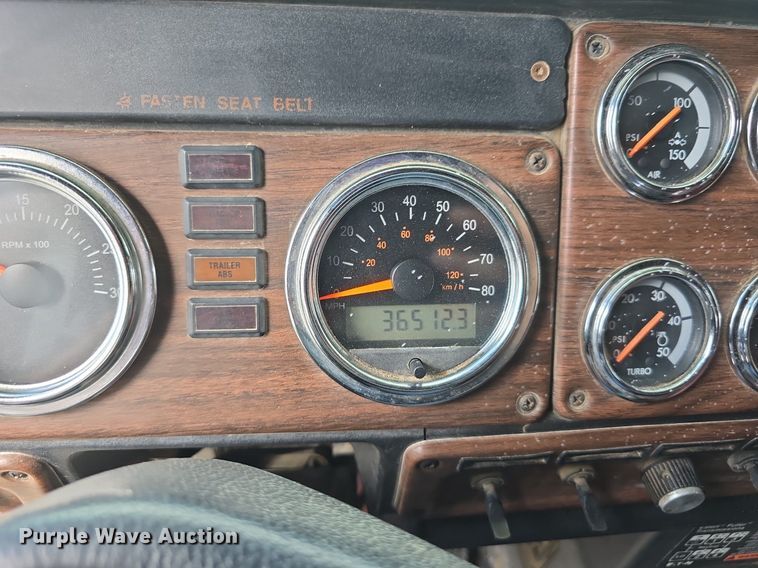 image for item DS4780 1998 Freightliner FLD132064T semi truck