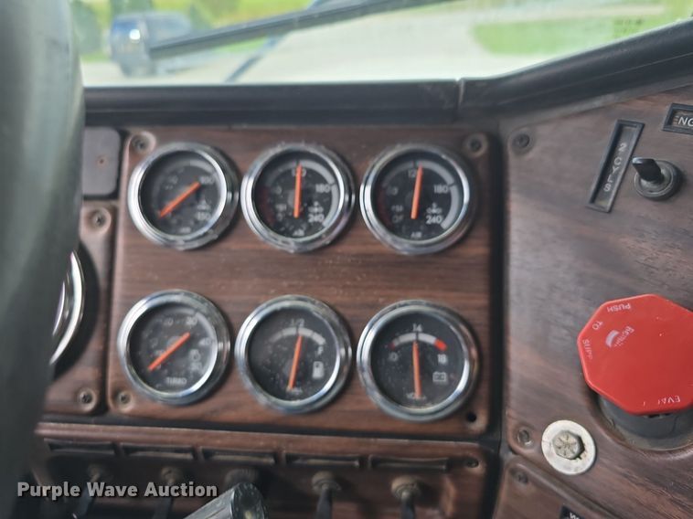 image for item DS4780 1998 Freightliner FLD132064T semi truck