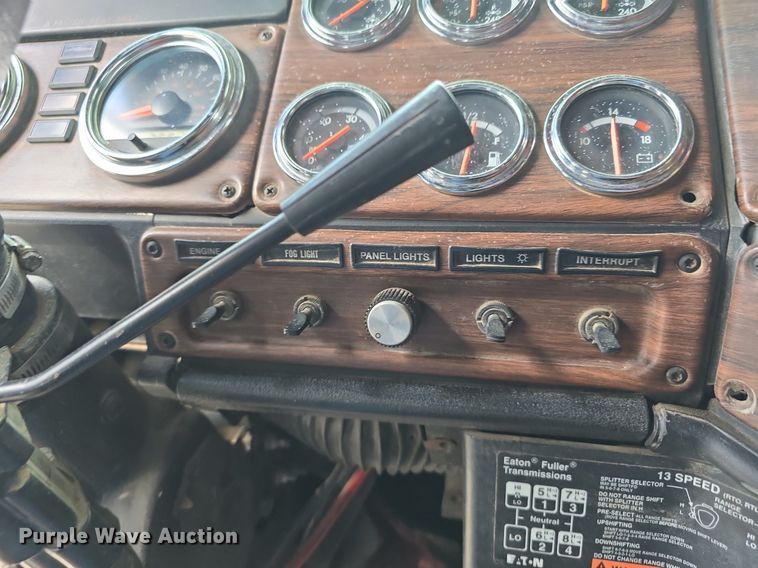 image for item DS4780 1998 Freightliner FLD132064T semi truck