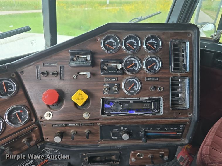 image for item DS4780 1998 Freightliner FLD132064T semi truck