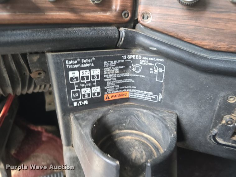 image for item DS4780 1998 Freightliner FLD132064T semi truck