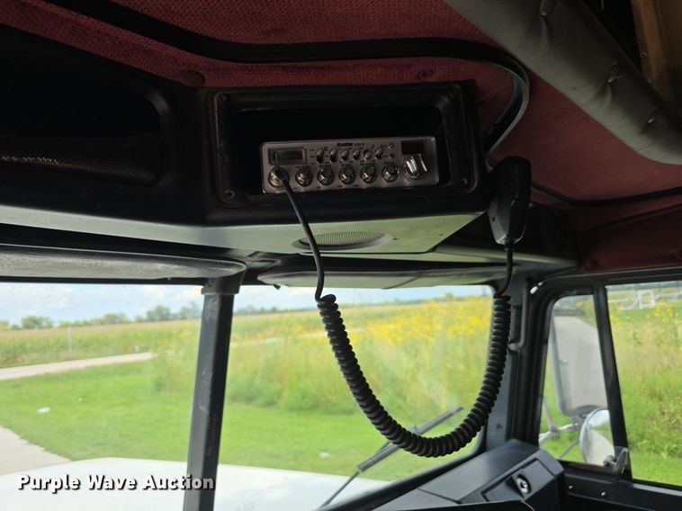 image for item DS4780 1998 Freightliner FLD132064T semi truck